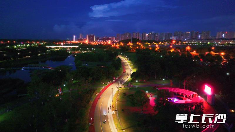 夜晚不少市民來此享受水邊漫步跑步騎行的樂趣圖片